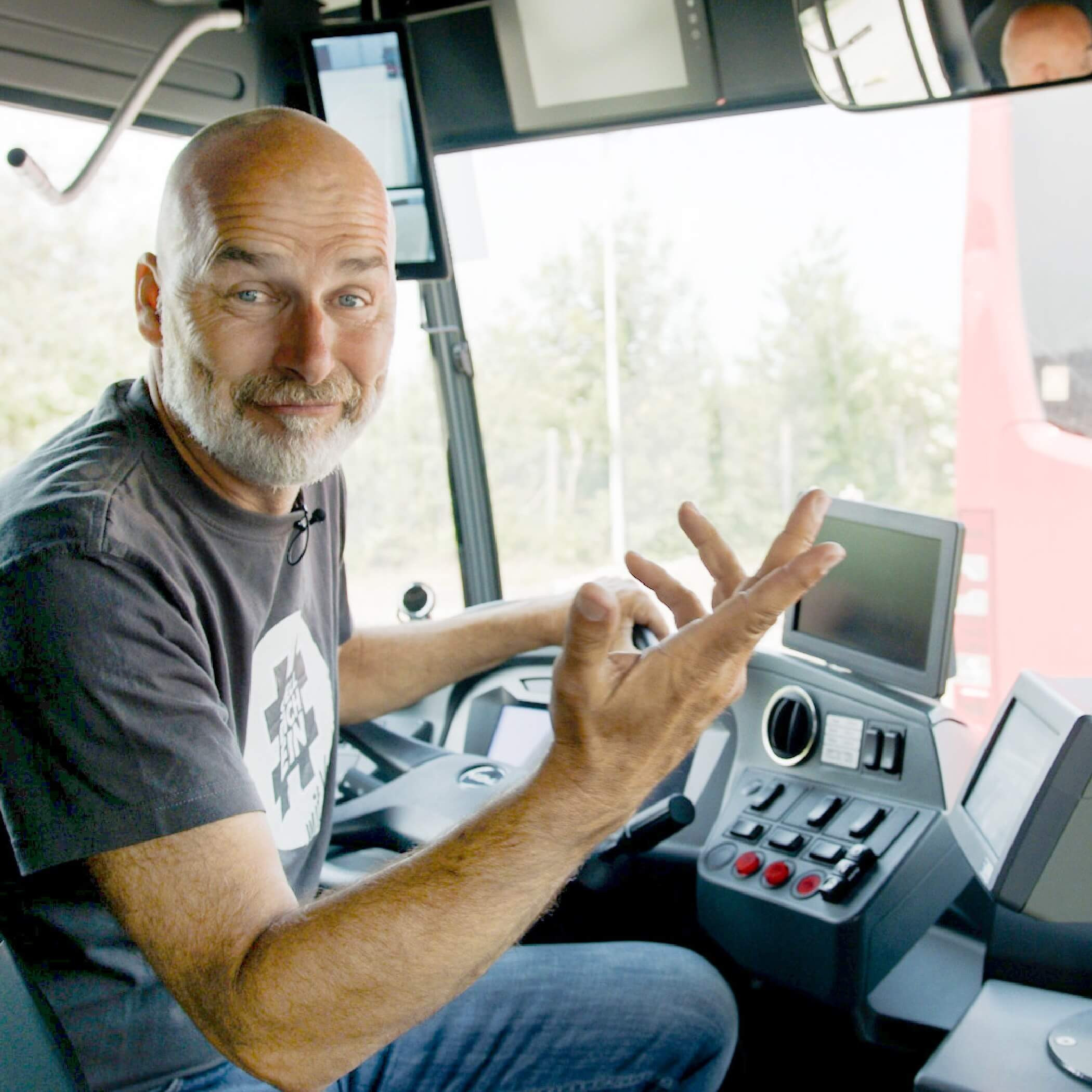 York sitzt in einem Bus